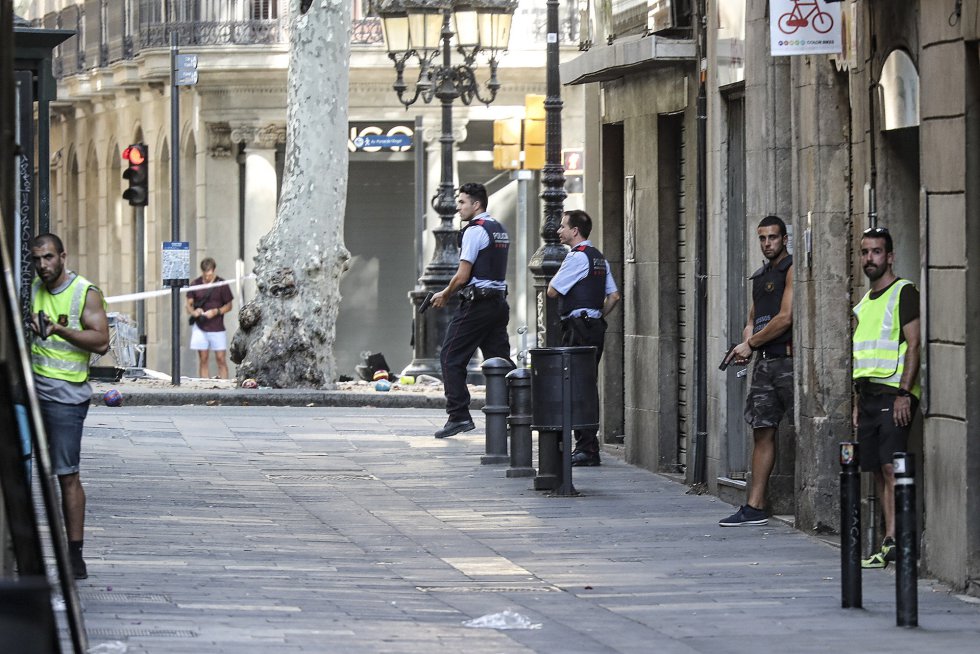 Un grupo de policías ocupa una calle tras el atentado.