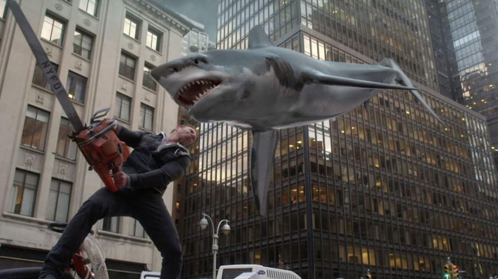 'Sharknado' (2013). El libro 'The Bad Movie Bible' no elige los tÃ­tulos de la productora Asylum porque estÃ¡n realizados desde el humor, no se toman en serio su tema. Lo mismo podrÃ­a pasar en EspaÃ±a con la pelÃ­culas de Pedro Temboury ('Karate a muerte en Torremolinos', 'Ellos robaron la picha de Hitler'). Pero no estÃ¡ de mÃ¡s recordar su mayor Ã©xito -ya van por la quinta entrega-: 'Sharknado', o cÃ³mo los tornados reparten tiburones por las grandes ciudades para matar a actores conocidos por series de hace lustros. Muy cientÃ­fico no es.