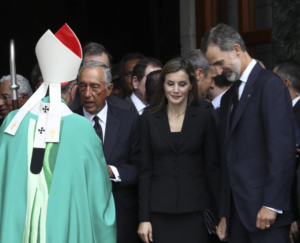 Los Reyes, acompañados por el presidente de Portugual, Marcelo Rebelo de Sousa, se despiden del el arzobispo metropolitano de Barcelona, cardenal Juan José Omella, a su salida de la basílica de la Sagrada Familia.