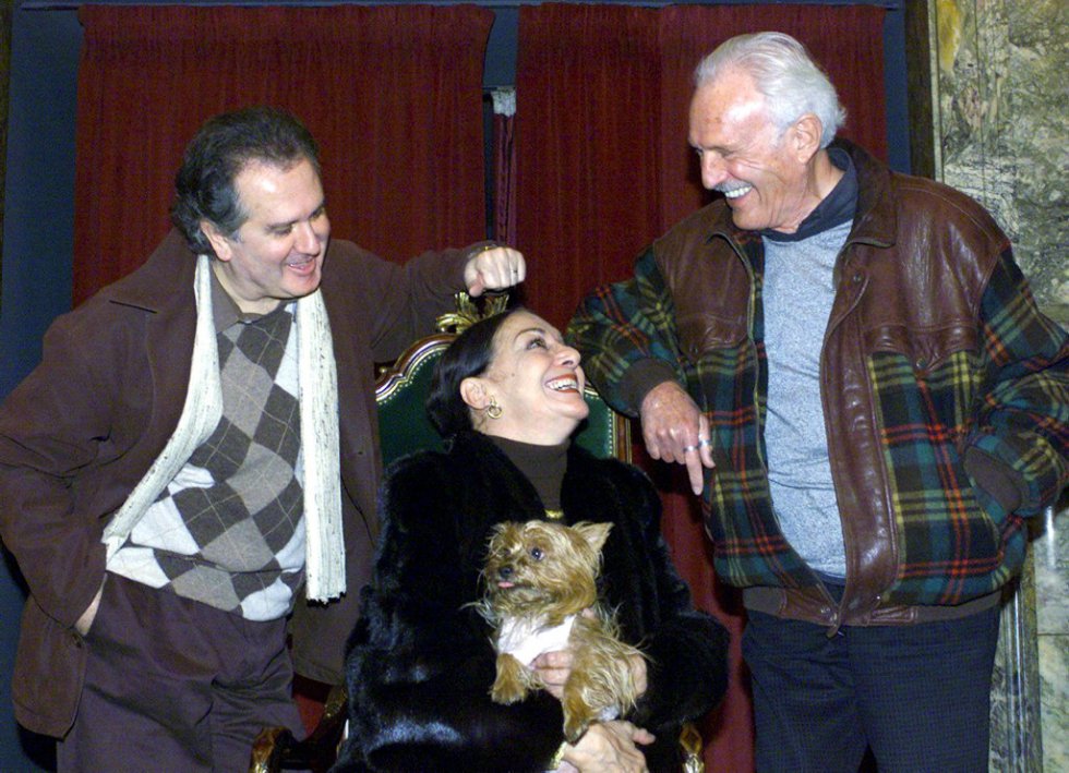 La actriz Nati Mistral, el actor Carlos Ballesteros (d) y el director Joaquin Vida (i) presentan en Zaragoza la obra 'La malquerida' de Jacinto Benavente, en 2000.