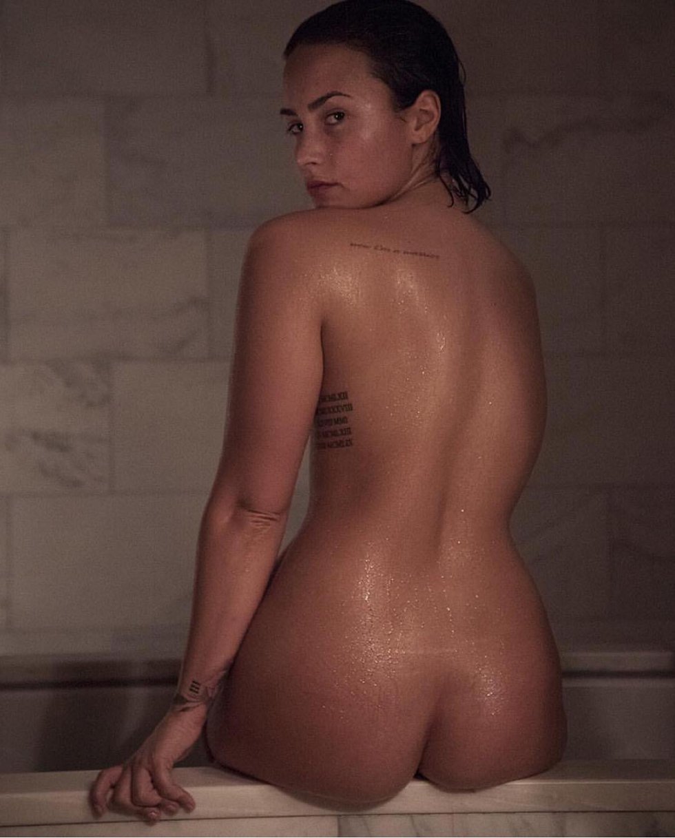 Demi Lovato decidió posar totalmente desnuda y sin una gota de maquillaje para inspirar a que todas las mujeres se acepten tal y como son. Las imágenes pertenecen a una sesión que realizó para 'Vanity Fair', pero que quiso compartir con su más de 60 millones de seguidores.rn 