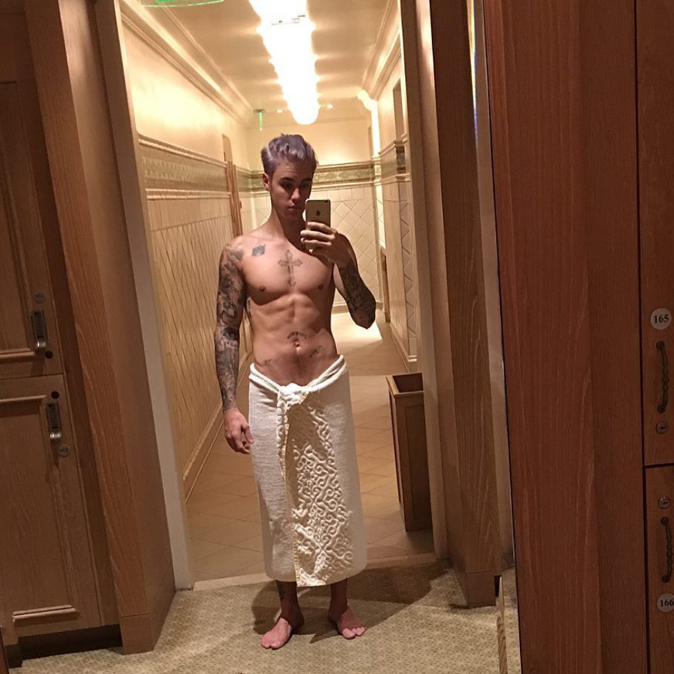 Justin Bieber, sorprendió a sus fans con una instantánea en la que aparecía completamente desnudo y viendo hacia el horizonte. A la imagen que después eliminó de su cuenta de Instagram le siguieron otras como está. El canadiense se toma un 'selfie' en  toalla. La imagen tiene más de dos millones de 'me gusta'.