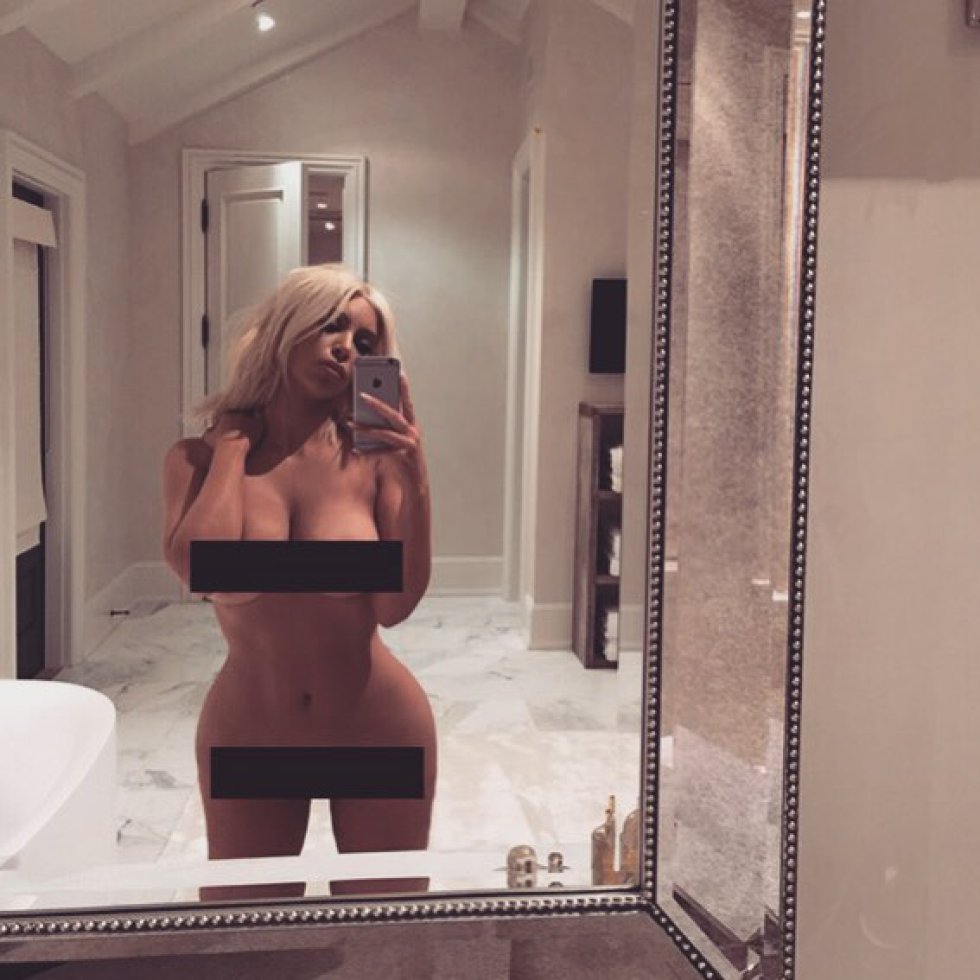 Si hay alguien a quien le encanta desnudarse es Kim Kardashian. La celebridad que se hizo famosa por un vídeo sexual cada tanto publica en su cuenta de Instagram, donde acumula 102 millones de seguidores, fotos de ella con poca ropa o completamente desnuda. En la imagen la estrella de la televisión en 2016. rn