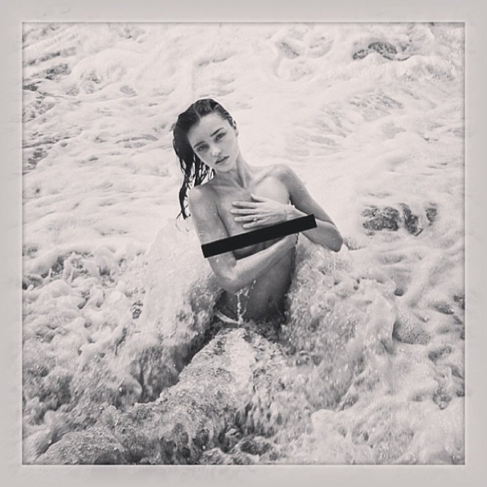 En marzo de 2013, la modelo y ex 'ángel' de Victoria's Secret, Miranda Kerr, compartía en su perfil una imagen de ella desnuda en el mar. Aunque abraza sus pechos, una franja negra la cubre.