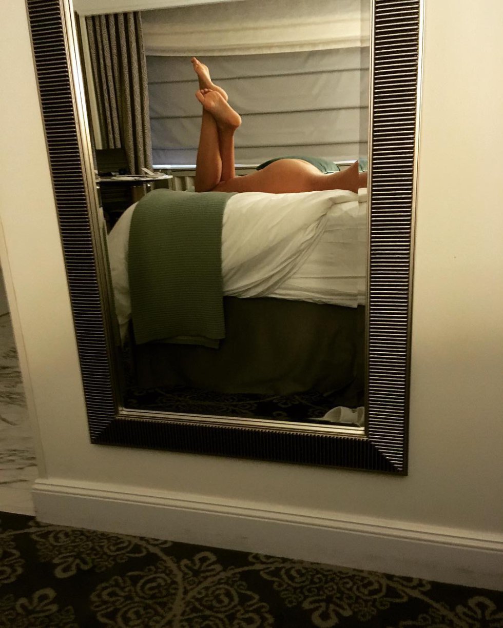 La intérprete de Julieta, de Pedro Almodóvar, Julieta, Adriana Ugarte, sorprendió a sus seguidores de Instagram con un 'selfie' en el que aparece sin ropa tumbada boca abajo sobre una cama.