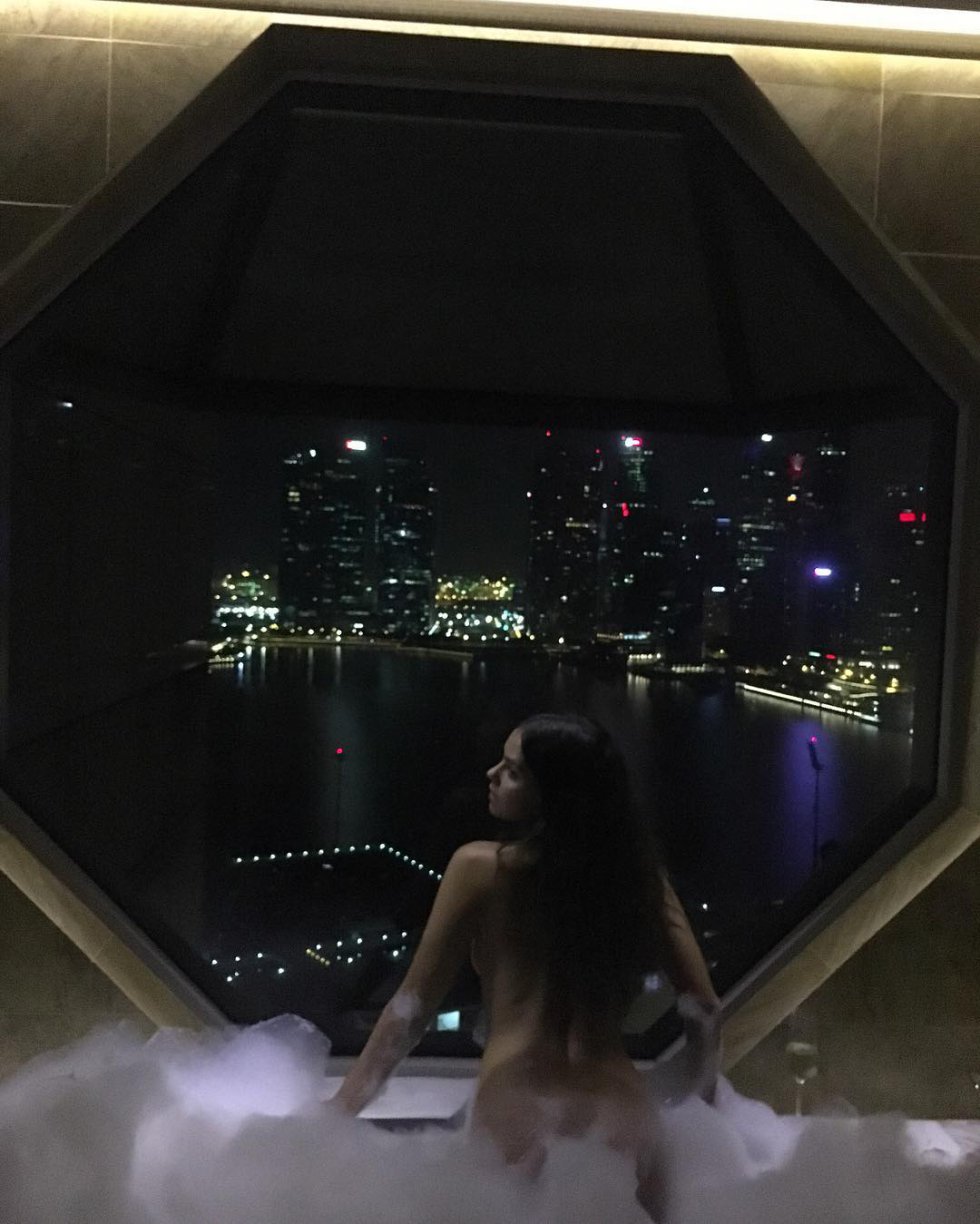 Cristina Pedroche ya está acostumbrada a dar de qué hablar. Si no es por sus extravagantes vestidos que luce para las campanadas del 31 de diciembre, es por sus fotos en Instagram. En la imagen la presentadora comparte una sensual imagen de ella en el skyline de Singapur. 