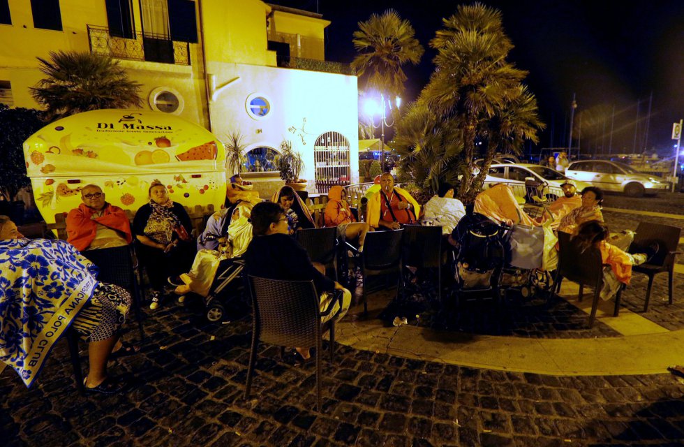 Afectados por el terremoto que sacudió Ischia el lunes por la noche esperan en la calle esta madrugada.