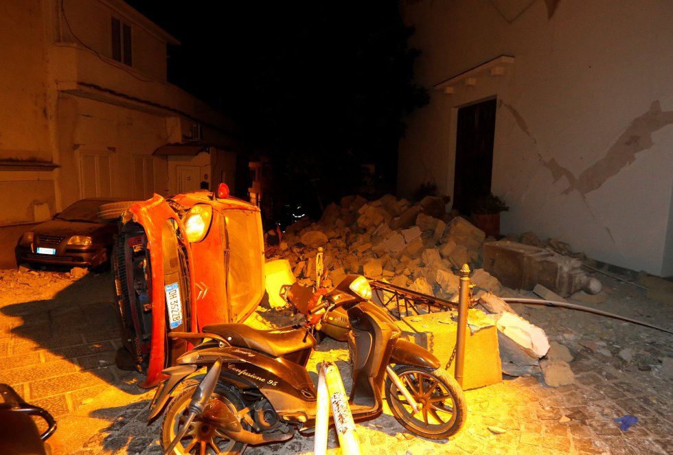 Vehículos destrozados por los cascotes de las viviendas destruidas de Ischia.