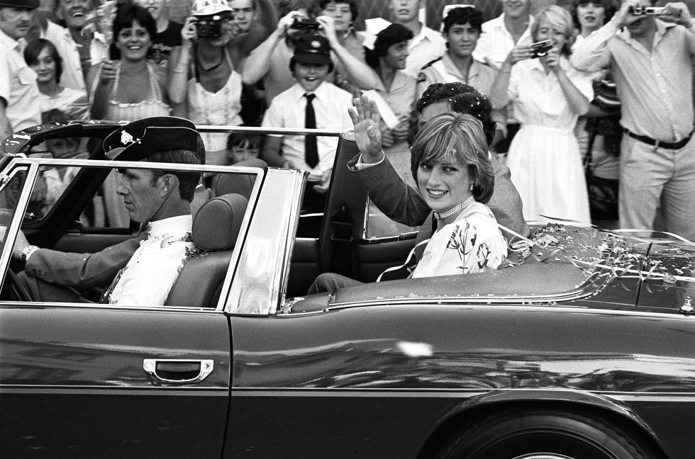 Los príncipes de Gales, Carlos y Diana, saludan desde un coche descubierto en su paseo por las calles de Gibraltar, en el inicio de su viaje de novios en un crucero por el Mediterráneo en el yate 'Britannia', en 1981.