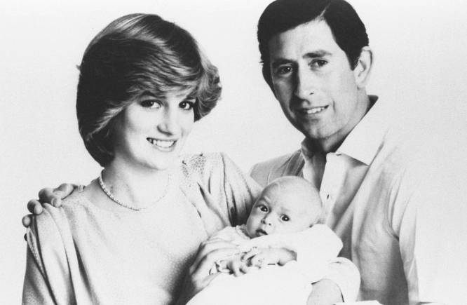 Los príncipes de Gale posan con su hijo Guillermo tras su nacimiento en 1982.
