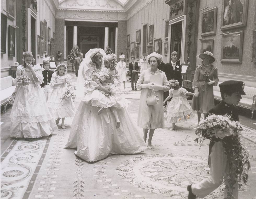 Diana de Gales, con sus damas de honor e Isabel II a su lado, tras su boda, en el palacio de Buckingham, en una fotografía tomada por lord Patrick Lichfield, el único familiar al que se permitió captar imágenes.