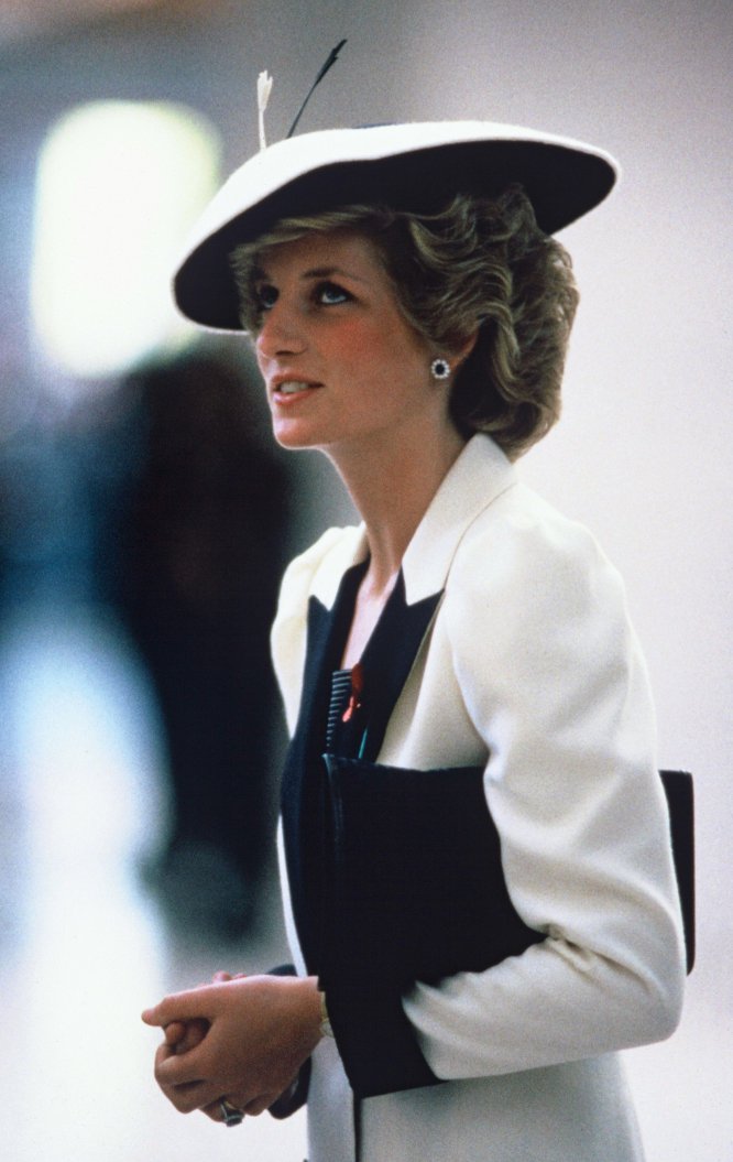 Diana de Gales con un diseño de la firma de moda Catherine Walter en blanco y negro y un sombrero de Freddie Fox en su visita a la National Gallery of Art de Washington, en 1985.