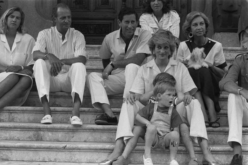 Vacaciones de los príncipes de Gales con sus hijos en Mallorca, invitados por los Reyes de España, en 1987.