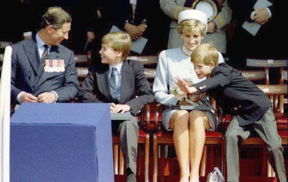 Los príncipes de Gales, con sus hijos, los príncipes Guillermo y Enrique en un acto público, en 1995.