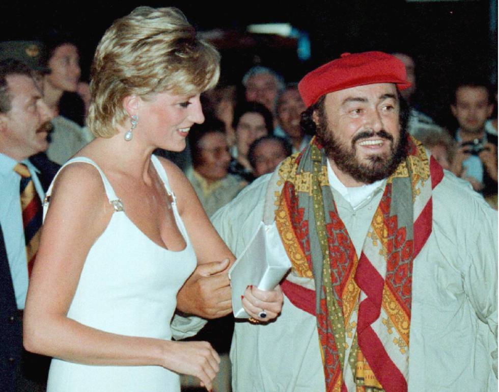 El tenor Luciano Pavarotti lleva del brazo a la princesa Diana de Gales, en el concierto benéfico para recaudar fondos para los niños de Bosnia, en Modena (Italia), que contó con la participación de infinidad de famosos de rock y del pop en 1995.