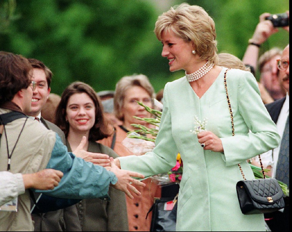 Diana de Gales saluda al público que la recibe a su llegada a la Universidad de Northwestern (Chicago) en su viaje por Estados Unidos, en 1996.