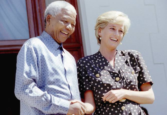 La princesa junto al presidente de Suráfrica, Nelson Mandela, en Ciudad del Cabo, en 1997.