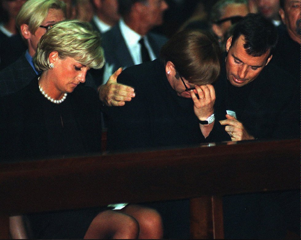 Diana de Gales asistió junto a Elton John y el marido de este al funeral por el modisto italiano Gianni Versace, asesinado en su casa de Miami, en 1997.