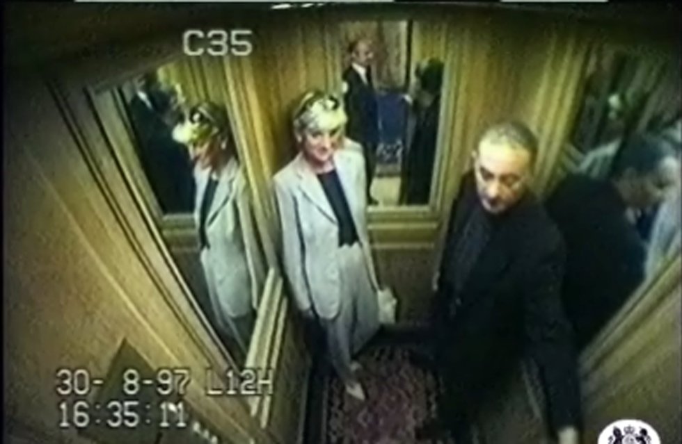Diana de Gales y Dodi Al Fayed, en el ascensor del hotel, poco antes del accidente de coche en París, en 1997.