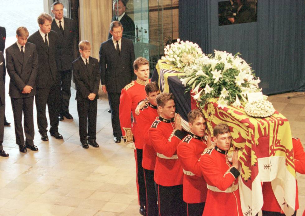 El príncipe Guillermo, Charles Spencer, el príncipe Enrique y el príncipe Carlos llegan al funeral de Diana en la Abadía de Westminster, tras recorrer parte del itinerario tras el cortejo fúnebre, en 1997.