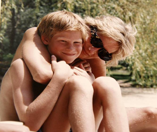 Lady Di con su hijo Enrique, en una imagen sin fechar.