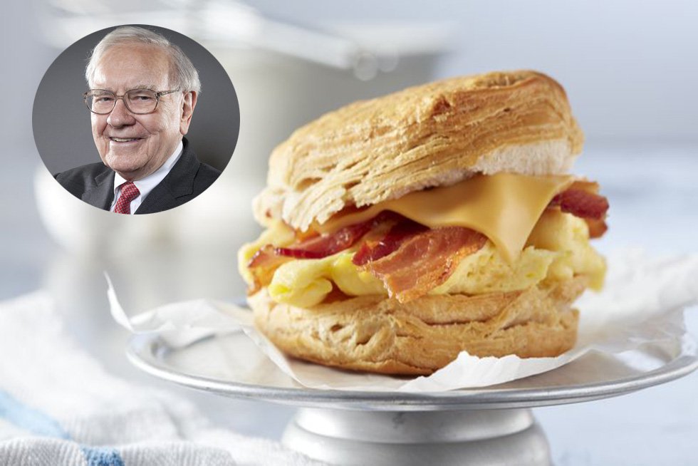   Desayuno   El billonario acude al McDonalds cada mañana y siempre elige el mismo desayuno. Jura no haberse gastado nunca más de 3,17 dólares (2,67 euros). ¿Su elección? Sándwich de bacon, huevo, queso y galleta. Acompaña su festín con una Coca-Cola.    Valoración   Carnes procesadas, panes blancos, refrescos, quesos grasos. Faltan alimentos de origen vegetal (fruta) y alimentos con fibra (cereales o pan integrales...). Exceso de proteínas y de hidratos de carbono simples. A largo plazo supondrá un problema cardiovascular por exceso de grasas saturadas en el torrente sanguíneo. Y un problema de sobrepeso a causa de los azúcares por exceso de grasa corporal.     Poca fibra y mucha grasa   Según un estudio realizado en Taiwán, existe una correlación entre el estreñimiento crónico y el consumo frecuente de  snacks , comida rápida, frituras y  una dieta basada en comida basura . Hacer ejercicio, cuidar la dieta e incluso aplicarse suaves masajes en el vientre son buenos consejos para combatir el problema.