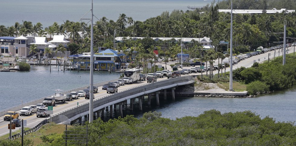 Numerosos vehículos se dirigen al norte de Tavernier, en Florida, como anticipación ante la llegada del huracán Irma.