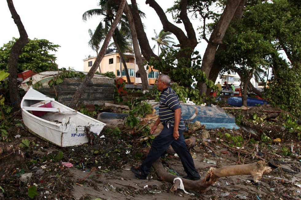 Un hombre camina junto a unas barcas destrozadas en la playa de Puerto Plata (República Dominicana), el 8 de septiembre.