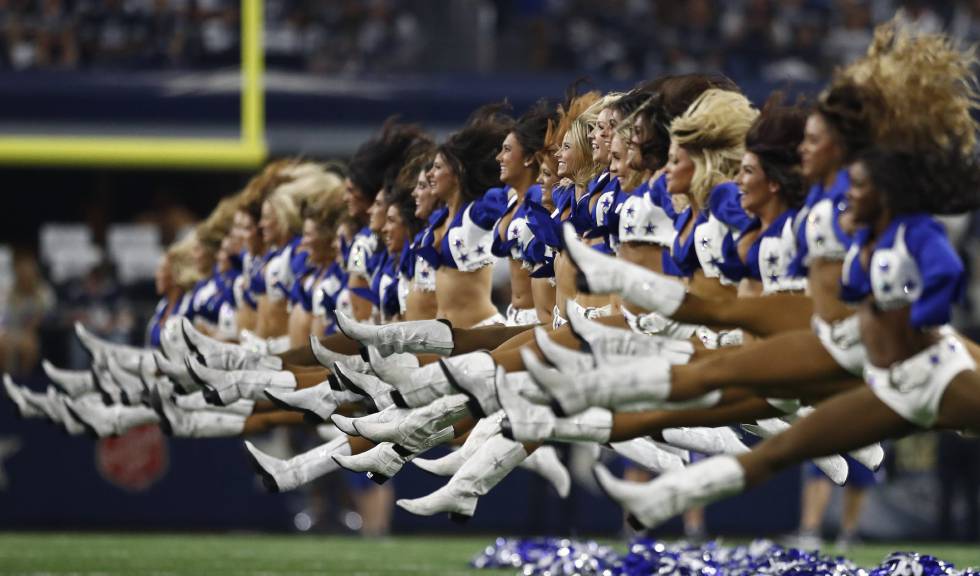 Animadoras de los Cowboys de Dallas actúan antes de un partido de Liga Nacional de Fútbol Americano (NFL) contra los Gigantes de Nueva York disputado en el AT&T Stadium en Arlington, Texas (EE UU).