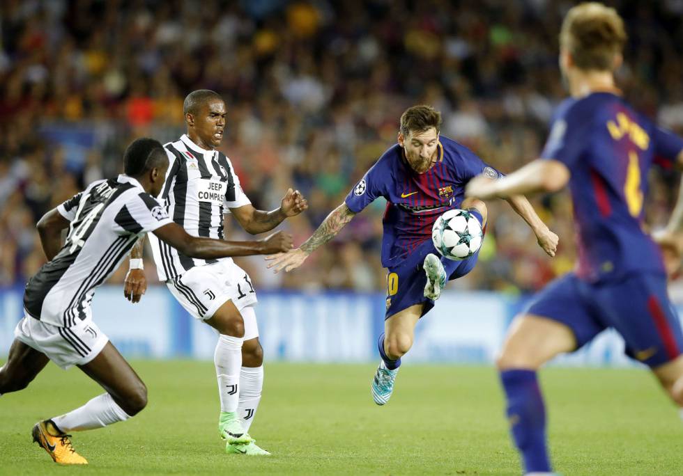 El delantero argentino del FC Barcelona, Leo Messi (2d), intenta controlar el balón ante los jugadores de la Juventus, el brasileño Douglas Costa (2i) y el francés Blaise Matuidi.