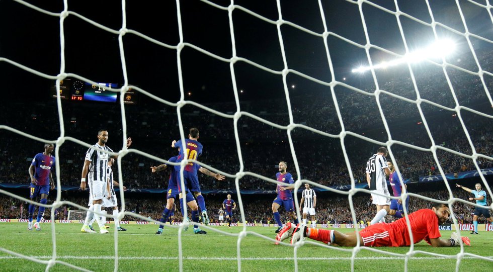 Ivan Rakitic celebra el segundo gol del Barcelona con Lionel Messi.