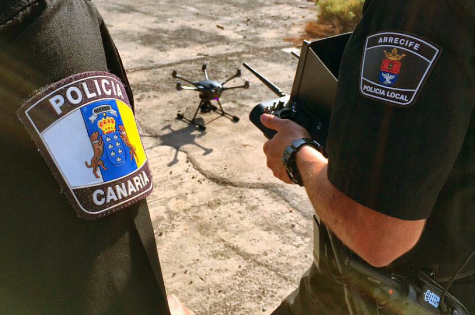 También la policía trabaja ya con drones. El pasado 11 de septiembre dos turistas fueron rescatados en el municipio de Tinajo (Lanzarote). Se habían perdido mientras volvían de hacer senderismo y se les hizo de noche. La Policía Local de Arrecife rastreó la zona con un aparato no tripulado. "Se encontraban en un área peligrosa por la inestabilidad de este terreno volcánico. El helicóptero no opera de noche. Sin embargo, gracias a este dispositivo y a su cámara termográfica pudimos encontrarlos y salvarlos", narra el agente Marcos Antonio Rosario, también piloto de estos artefactos.