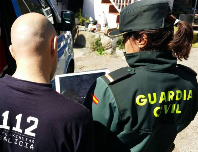 José Antonio Argibay, técnico de operaciones y logística de Axega, explica que su unidad, con cinco drones y cuatro pilotos, ha participado en varias búsquedas de desaparecidos, la última en Betanzos (A Coruña). "Todavía no hemos encontrado a ninguna persona con los aviones no tripulados. Estamos fallando en las áreas de búsqueda. Sin embargo, creemos que serán una herramienta clave pues van incorporados con una cámara de alta definición, otra termográfica [que muestra en una imagen de la radiación calorífica que emite un cuerpo] y un gancho de carga de siete kilos, con el que podríamos llevar a una persona atrapada un teléfono móvil o una manta térmica", dice. Esta unidad también ha intervenido en incendios, proporcionando información en tiempo real del fuego.