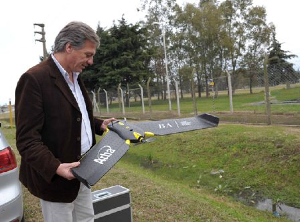 La Agencia de Recaudación de la provincia de Buenos Aires (ARBA) utiliza drones desde 2014 para cazar a evasores de impuestos. El aparato (en la imagen junto al exdirector de Arba, Iván Budassi) de 650 gramos de peso y autónomo, dispone de un  software  que le permite realizar miles de fotografías del objetivo elegido. Así se detectaron 232 casas sin declarar en Mar del Plata y 150 terrenos de cultivo en Brandsen que sus propietarios tributaban como si fueran baldíos.