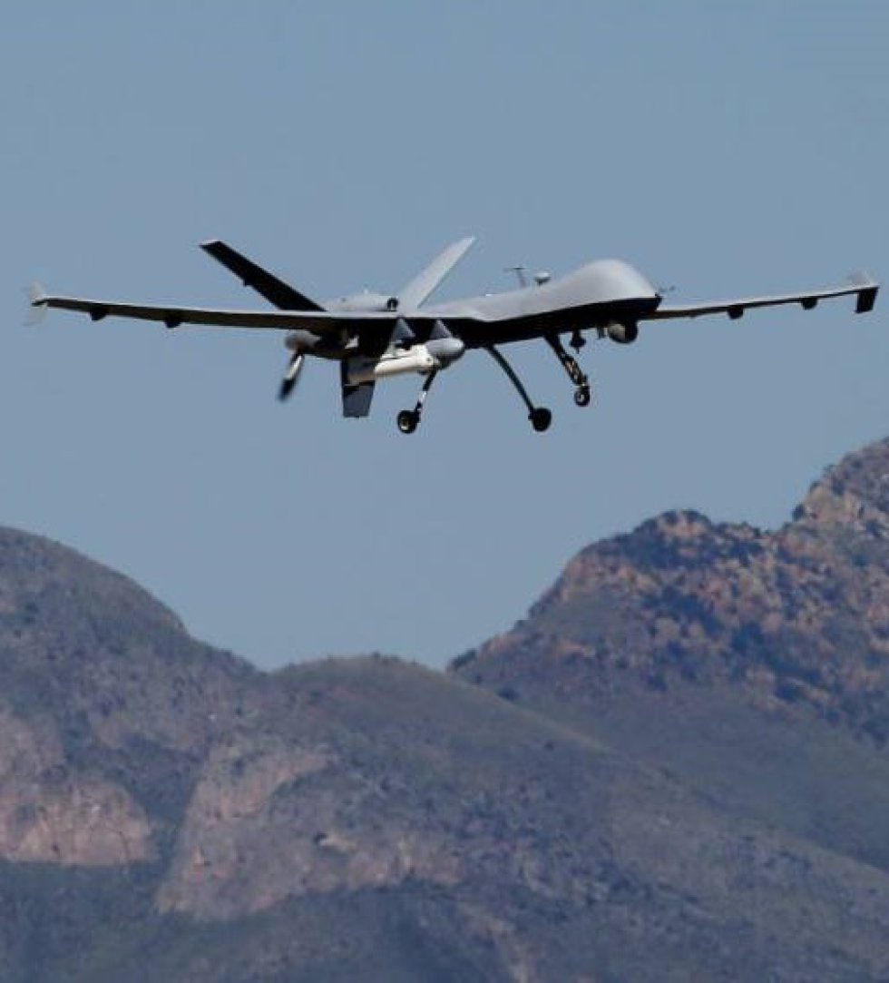 Estados Unidos lleva utilizando aviones no tripulados para vigilar la frontera con México desde 2013. Usan un gran Predator (11 metros de longitud, autonomía de más de 20 horas, cámara de alta resolución que dispara a 5.000 metros de altitud) similar al que protagonizó los polémicos ataques en Irak y Afganistán. "Gracias a su control remoto podemos vigilar la actividad en zonas de difícil acceso o de alta peligrosidad e interceptar a aquellos que quieren cruzar de forma ilegal", explica la Patrulla Fronteriza en un comunicado. Curiosamente, los narcotraficantes también se han aprovechado de las posibilidades de los drones. En agosto fue detenido un estadounidense que utilizaba su DJ Matrice 600 (aparato de metro y medio) para transportar metanfetamina desde Tijuana hasta una gasolinera de San Diego. El cargamento interceptado, seis kilogramos, fue valorado en 39.000 euros.