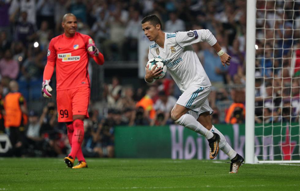 Cristiano Ronaldo se lleva el balón después de marcar el segundo gol.