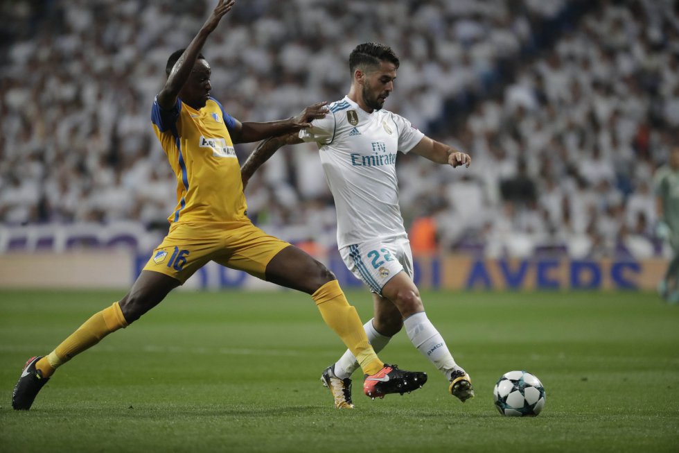 Isco (derecha) es presionado por un jugador del APOEL.