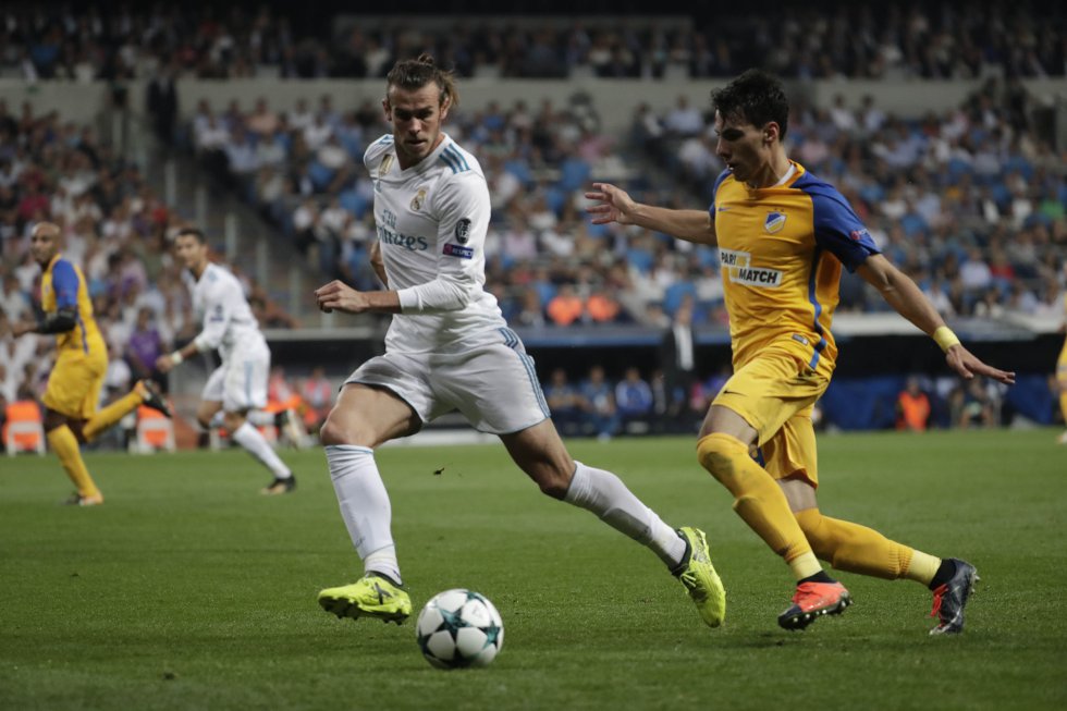 Gareth Bale (izquierda) presiona la jugador del APOEL.