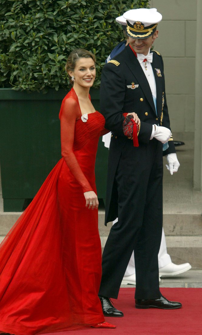 La boda de Federico de Dinamarca y Mary Donaldson, celebrada pocos días antes del enlace del entonces príncipe Felipe y Letizia, fue el primer compromiso oficial ante las casas reales europeas al que acudió Letizia. Su aparición con un vestido rojo de Lorenzo Caprile del brazo de Felipe de Borbón en la catedral de Copenhague acaparó los titulares