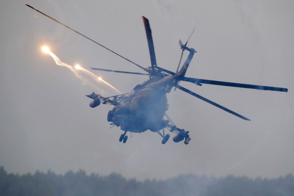 Un helicóptero del ejército bielorruso dispara durante los ejercicios militares en Ruzhany, a unos 235 km de Minsk (Bielorrusia), el 17 de septiembre.