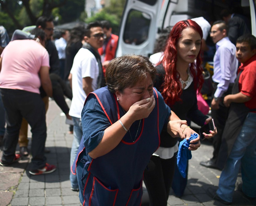 Una mujer se lamenta tras el terremoto ocurrido en Ciudad de México.