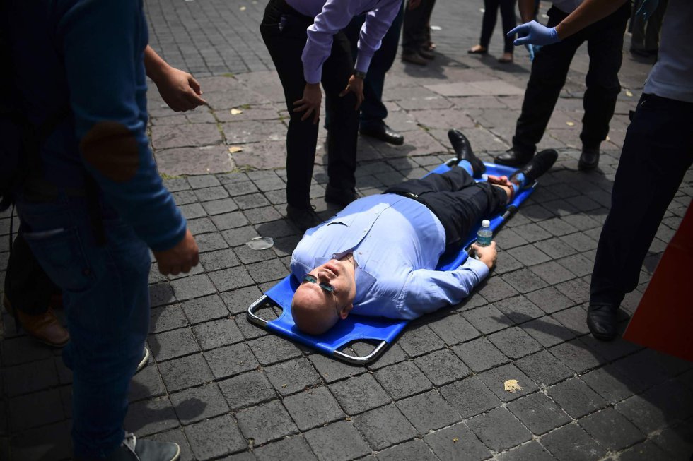 Um homem ferido é socorrido depois do tremor, na Cidade de México.