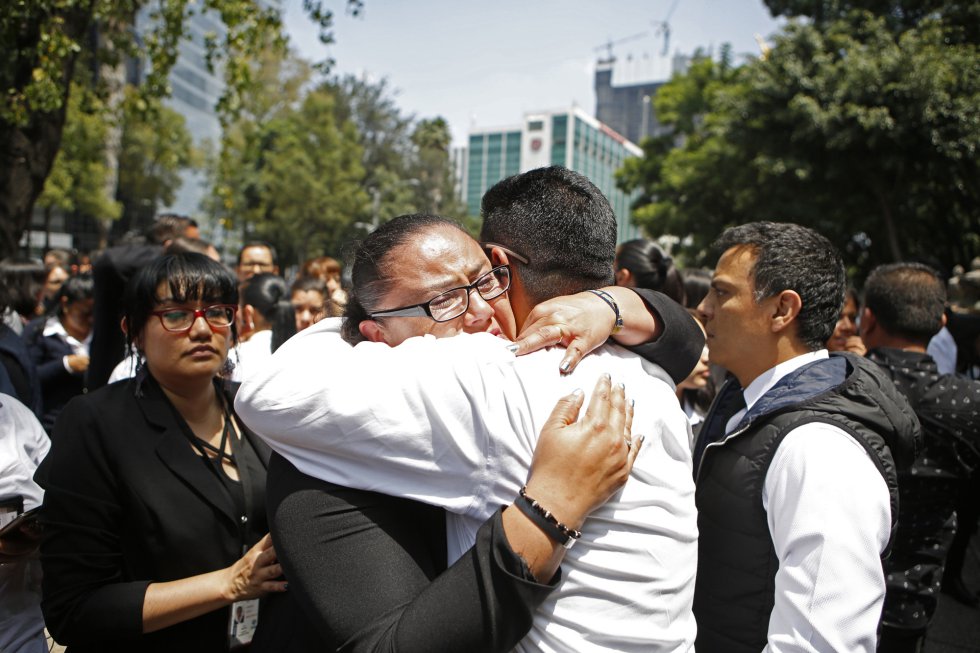 Dos personas se abrazan tras el terremoto.