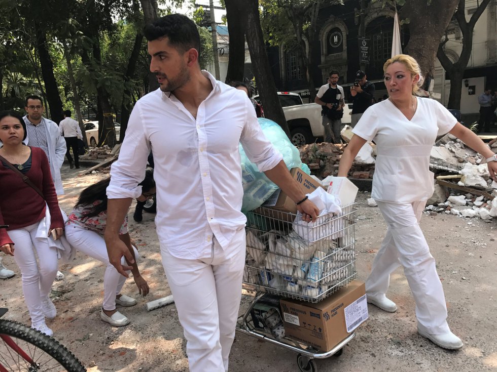Miembros de los servicios médicos transportan suministros médicos para los heridos por el terremoto, en Ciudad de México.
