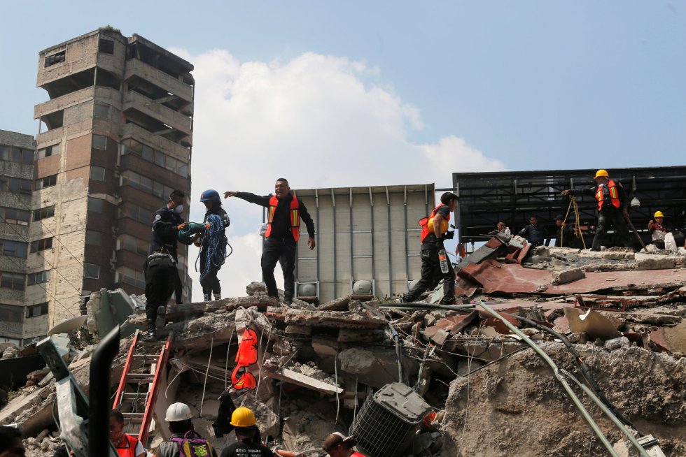 Personal de rescate entre los escombros de un edificio colapsado en Ciudad de México.