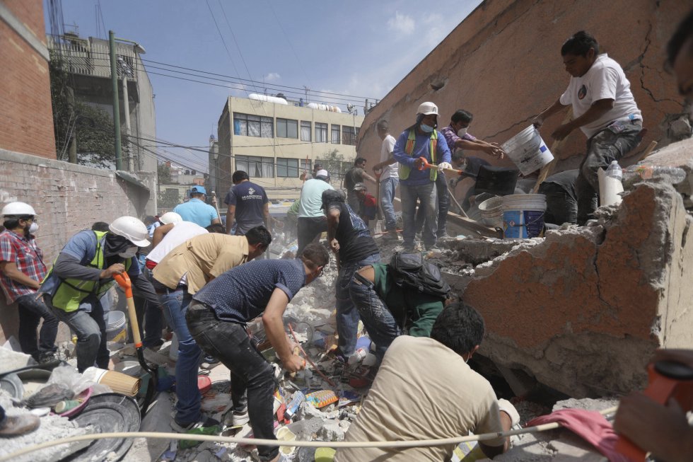 El equipo de rescate y voluntarios buscan supervivientes en el barrio de Niños Héroes en Ciudad de México.