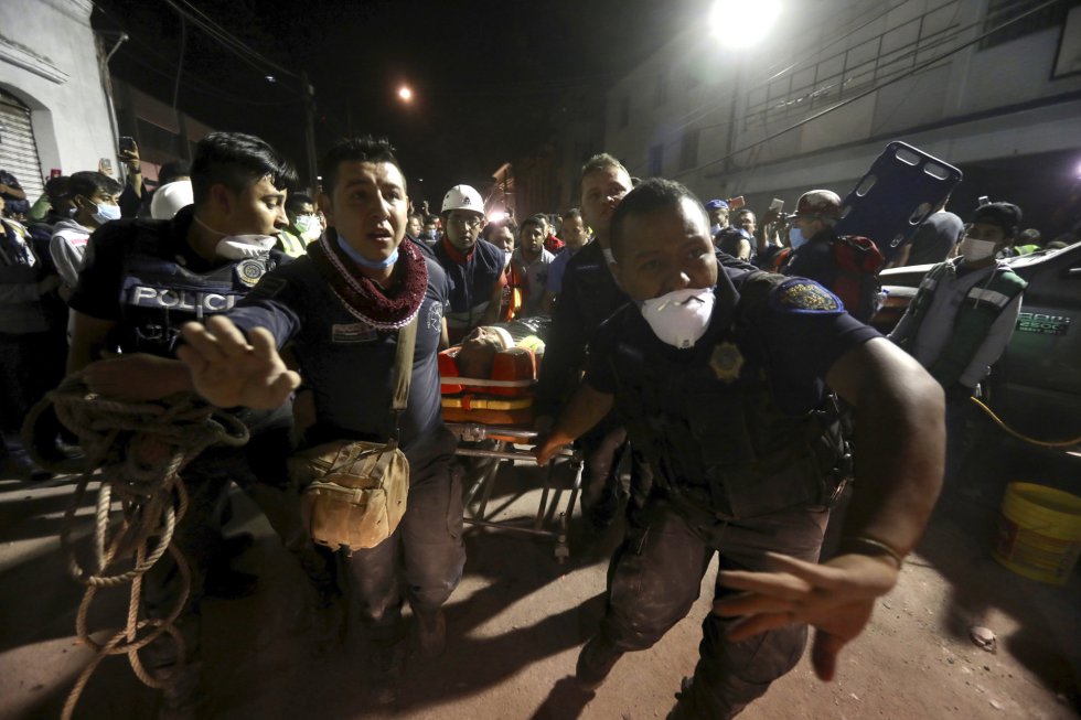 Servicios de emergencia trasladan a una pesona herida en el barrio Colonia Obrera de Ciudad de México.