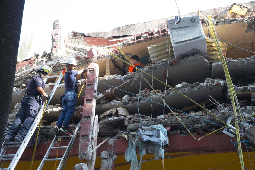 Equipo de rescate en busca de supervivientes sepultados bajo los escombros en Ciudad de México.