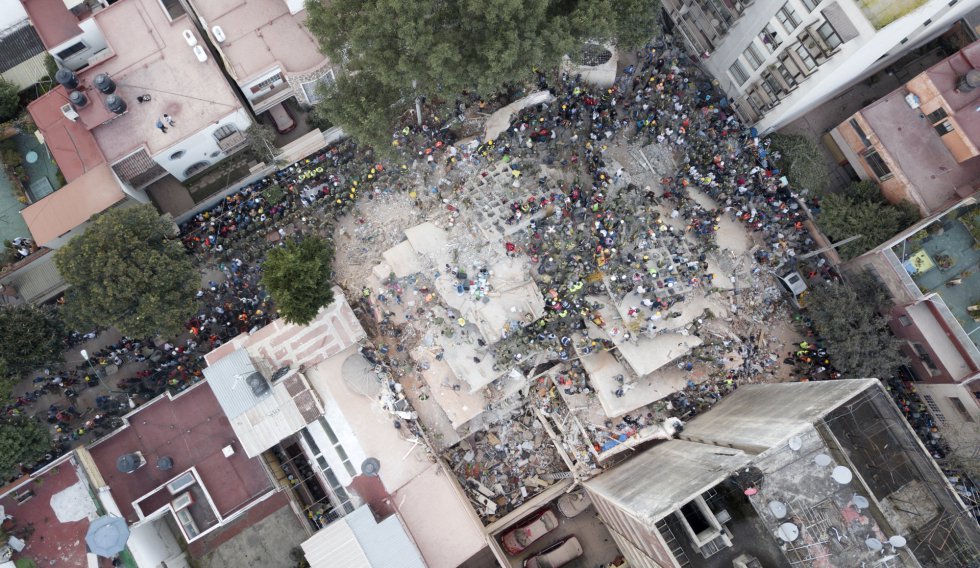 Vista aérea de las labores de rescate en un edificio que colapsó durante el temblor en el barrio de Del Valle en Ciudad de México.