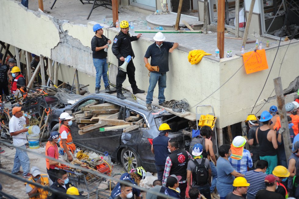 Trabajos de rescate en el Colegio Enrique Rebsamen en Ciudad de México. Al menos 20 niños y dos adultos murieron tras el sismo.